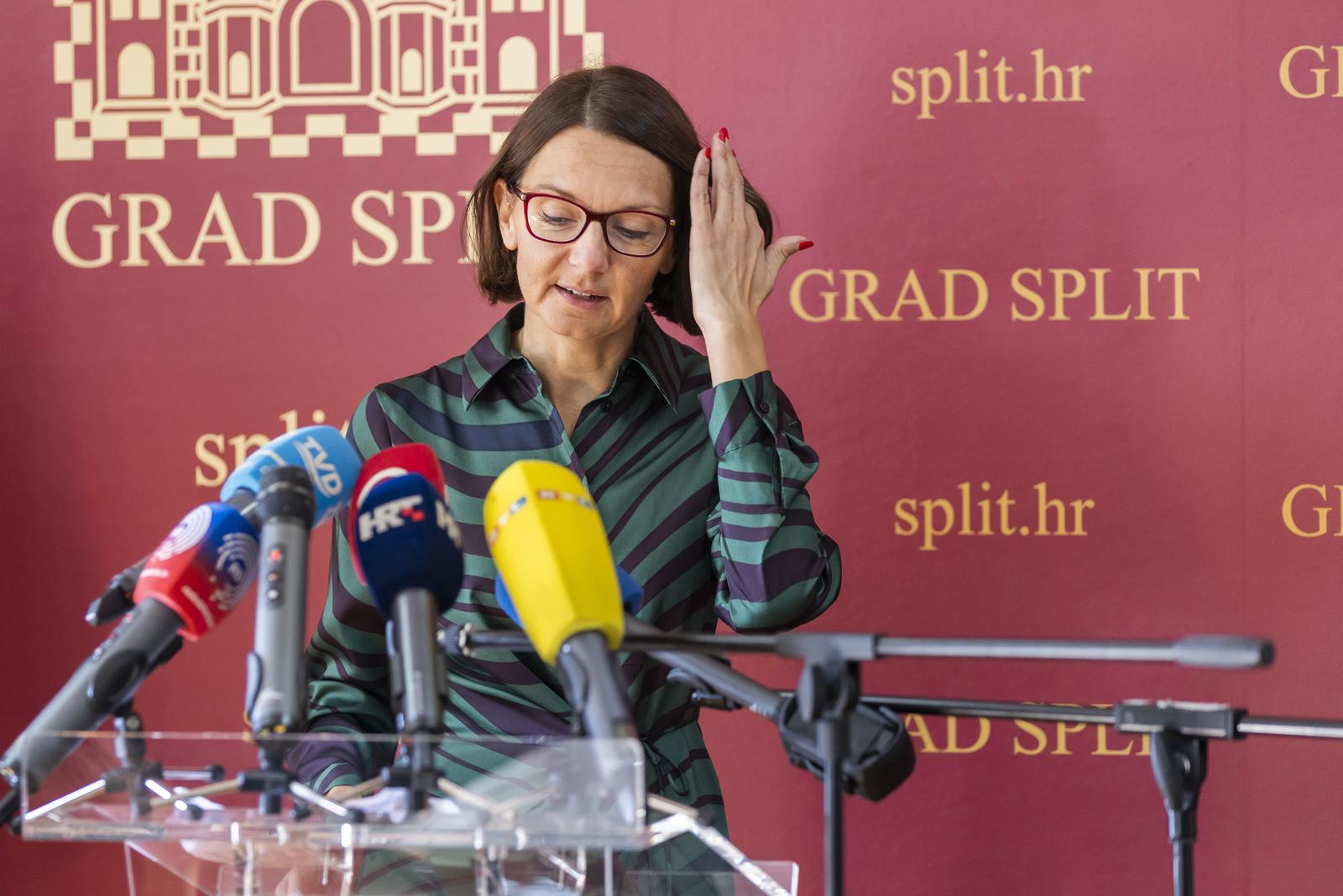 26.10.2022., Split - Konferencija za medije u Gradskoj upravi pod nazivom "Nered u upravljanju i izgubljeni milijunski prihodi od gradske imovine" na kojoj je savjetnica gradonacelnika za gradsku imovinu Maja Derek predstavila polugodisnje izvjesce. Na konferenciji su sudjelovali i gradonacelnik Splita Ivica Puljak sa zamjenicima, Antoniom Kuzmanicem i Bojanom Ivosevicem.
Maja Derek Photo: Milan Sabic/PIXSELL