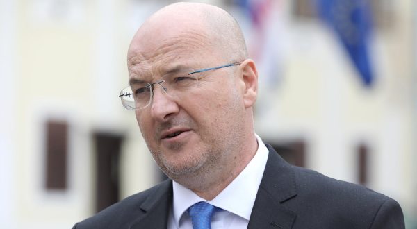 26.10.2022., Zagreb - Mario Radic, zamjenik predsjednika Domovinskog pokreta, odrzao je konferenciju za medije  ispred Skupstine Grada Zagreba. Tema konferencije za medije bila je utvrdjenje nistetnosti medjudionicarskog ugovora INA MOL. Photo: Patrik Macek/PIXSELL