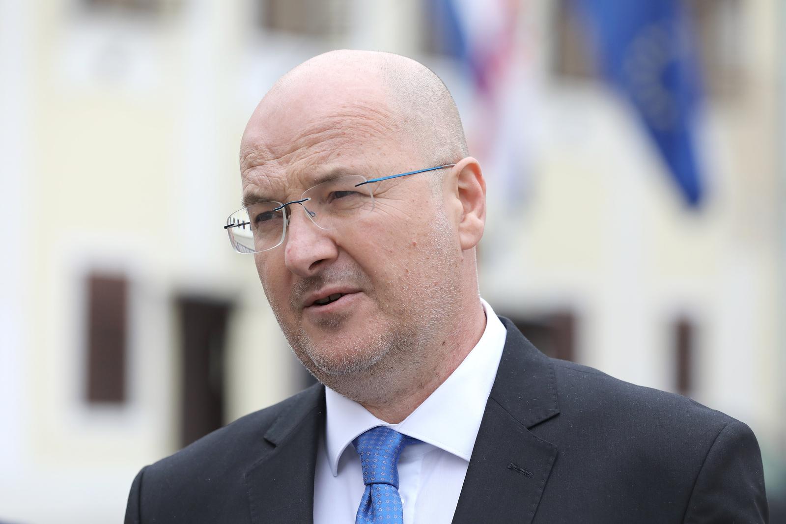 26.10.2022., Zagreb - Mario Radic, zamjenik predsjednika Domovinskog pokreta, odrzao je konferenciju za medije  ispred Skupstine Grada Zagreba. Tema konferencije za medije bila je utvrdjenje nistetnosti medjudionicarskog ugovora INA MOL. Photo: Patrik Macek/PIXSELL