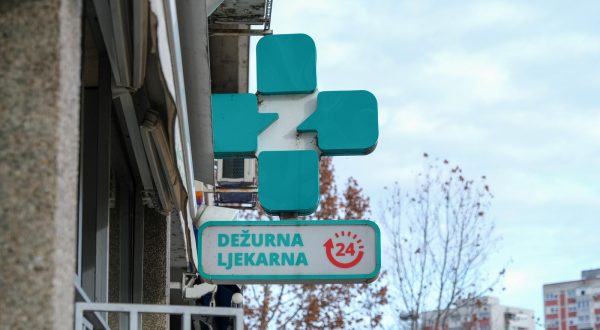 26.12.2022., Zagreb - Ispred dezurne ljekarne u Sigetu se stvorila guzva. Photo: Slaven Branislav Babic/PIXSELL