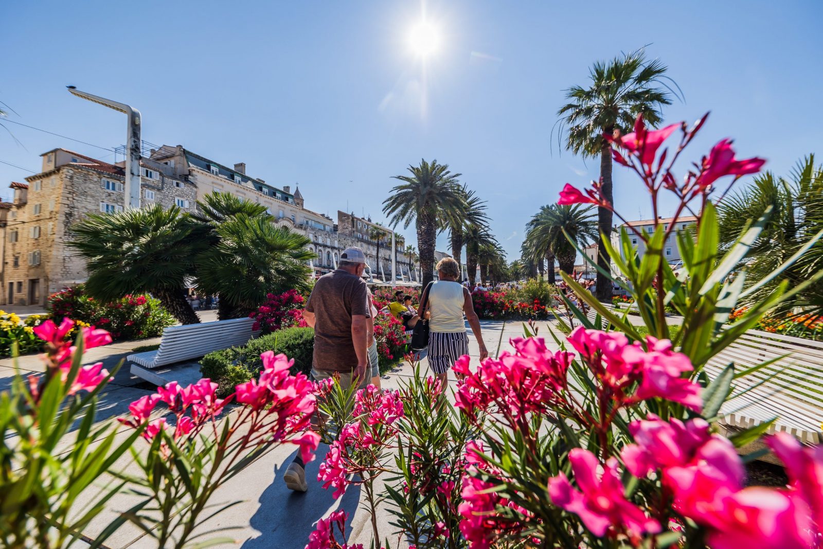 27.06.2023., Split - Turisti u setnji Splitskom Rivom. Photo: Zvonimir Barisin/PIXSELL