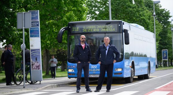 29.04.2023., Zagreb - Gradonacelnik Tomislav Tomasevic obisao je u pratnji suradnika novoobnovljenu Aleju Matije Ljubeka na zagrebackom jezeru Jarun. Istom prilikom provozao se autobusom ZET-a koji ce po novom voziti oko jezera.  Photo: Davor Puklavec/PIXSELL