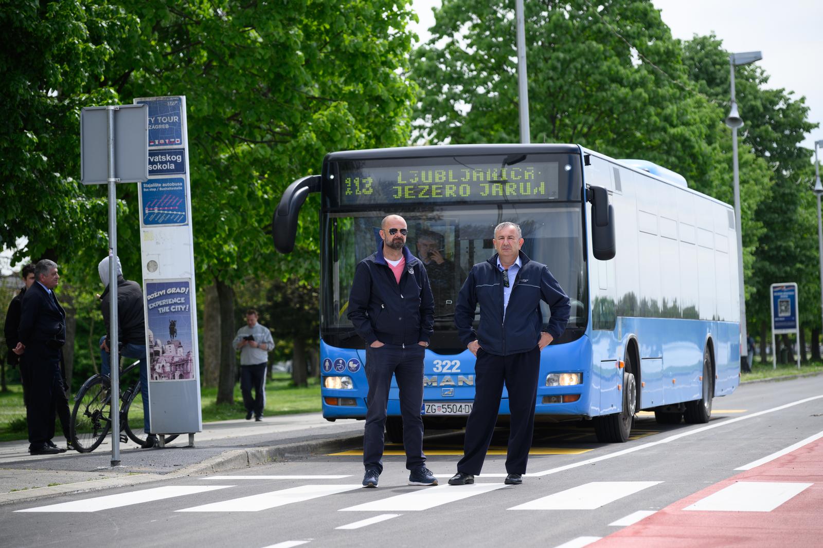 29.04.2023., Zagreb - Gradonacelnik Tomislav Tomasevic obisao je u pratnji suradnika novoobnovljenu Aleju Matije Ljubeka na zagrebackom jezeru Jarun. Istom prilikom provozao se autobusom ZET-a koji ce po novom voziti oko jezera.  Photo: Davor Puklavec/PIXSELL