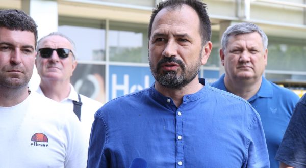 29.05.2023., Zagreb -  Igor Peternel, predsjednik Domovinskog pokreta Grada Zagreba i potpredsjednik Gradske skupstine, te predstavnici politicke stranke Agrameri odrzali konferenciju za medije ispred zgrade Zagrebackog holdinga d.o.o. Photo: Matija Habljak/PIXSELL