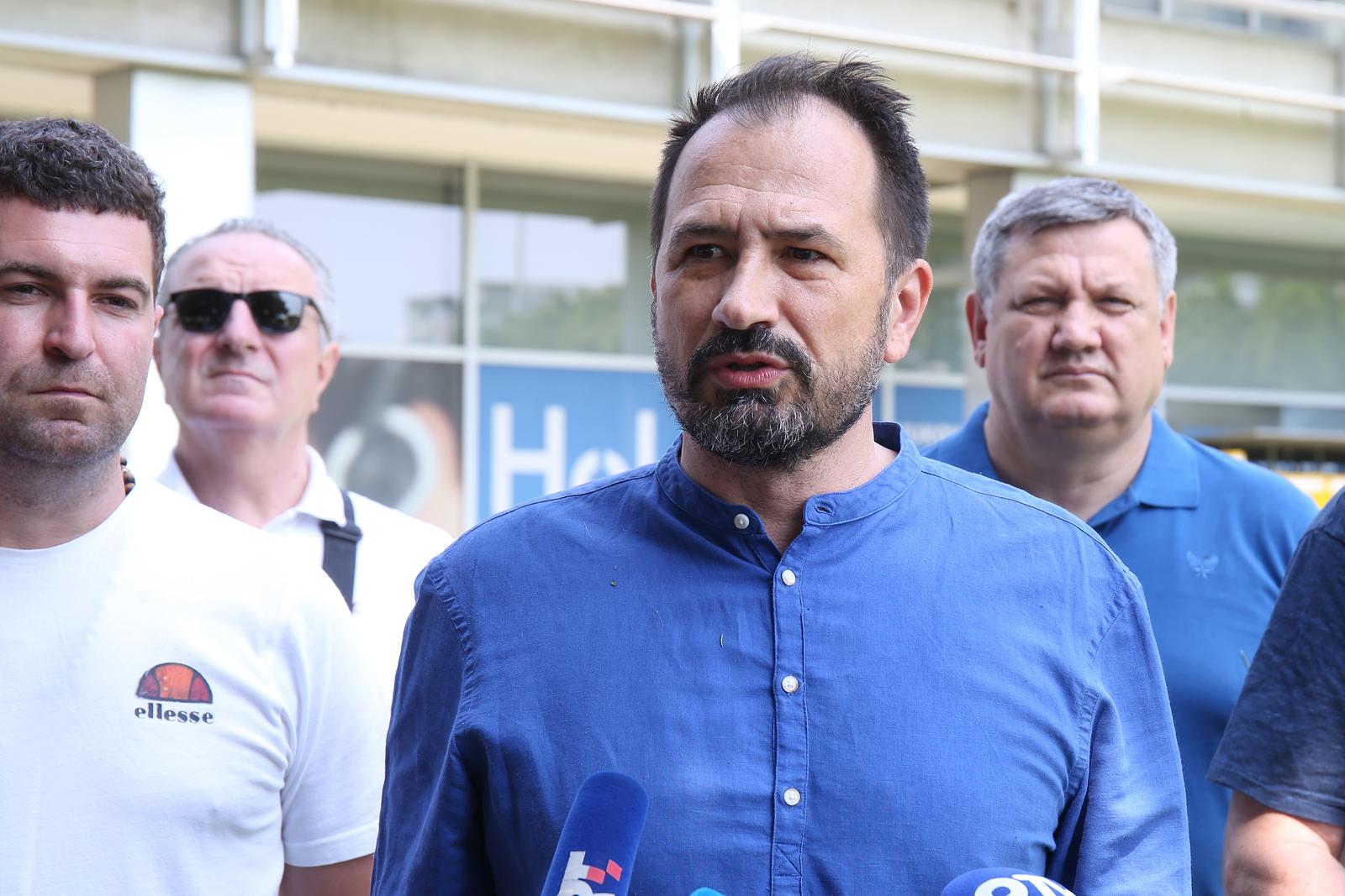 29.05.2023., Zagreb -  Igor Peternel, predsjednik Domovinskog pokreta Grada Zagreba i potpredsjednik Gradske skupstine, te predstavnici politicke stranke Agrameri odrzali konferenciju za medije ispred zgrade Zagrebackog holdinga d.o.o. Photo: Matija Habljak/PIXSELL