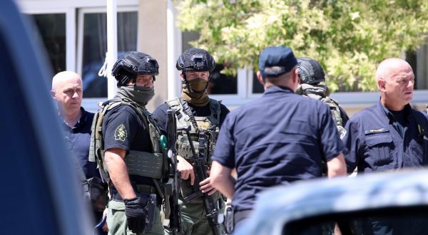 29.06.2023., Trogir  - Policija traga za muskarcem koji je oko 12:15 sati u Trogiru, u Ulici A. Stepinca pucao u glavu drugom muskarcu. Ranjeni muskarac s teskim je ozljedama prevezen u splitsku bolnicu. Photo: Zvonimir Barisin/PIXSELL