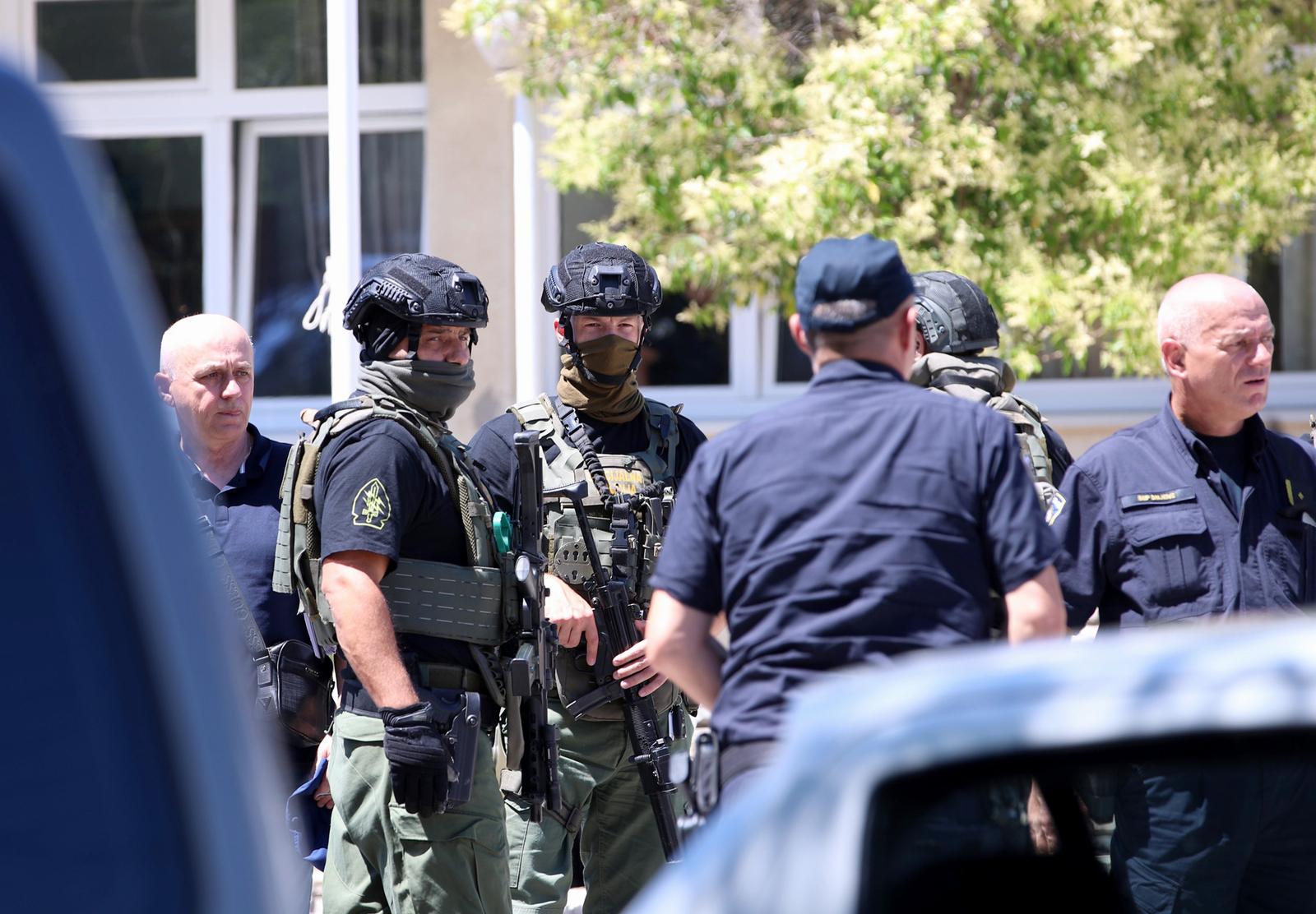 29.06.2023., Trogir  - Policija traga za muskarcem koji je oko 12:15 sati u Trogiru, u Ulici A. Stepinca pucao u glavu drugom muskarcu. Ranjeni muskarac s teskim je ozljedama prevezen u splitsku bolnicu. Photo: Zvonimir Barisin/PIXSELL