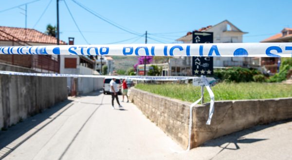 29.06.2023., Trogir - Muskarac je tesko ozlijedjen u pucnjavi koja se oko 12:15 sati dogodila u Ulici A. Stepinca u Trogiru. Ranjeni muskarac je s teskim ozljedama prevezen u splitsku bolnicu. Napadac je potom pobjegao i policija traga za njim. Na mjestu dogadjaja ostao je parkiran BMW, a kraj njega lokva krvi. Photo: Josko Herceg/PIXSELL