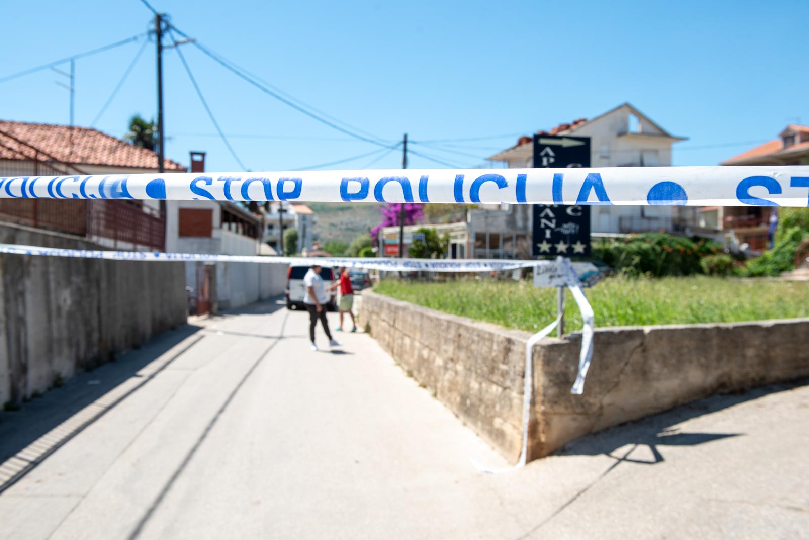 29.06.2023., Trogir - Muskarac je tesko ozlijedjen u pucnjavi koja se oko 12:15 sati dogodila u Ulici A. Stepinca u Trogiru. Ranjeni muskarac je s teskim ozljedama prevezen u splitsku bolnicu. Napadac je potom pobjegao i policija traga za njim. Na mjestu dogadjaja ostao je parkiran BMW, a kraj njega lokva krvi. Photo: Josko Herceg/PIXSELL
