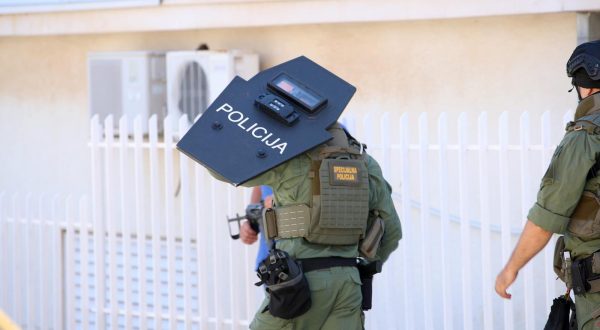 29.06.2023., Trogir  - Policija traga za muskarcem koji je oko 12:15 sati u Trogiru, u Ulici A. Stepinca pucao u glavu drugom muskarcu. Ranjeni muskarac s teskim je ozljedama prevezen u splitsku bolnicu. Photo: Zvonimir Barisin/PIXSELL