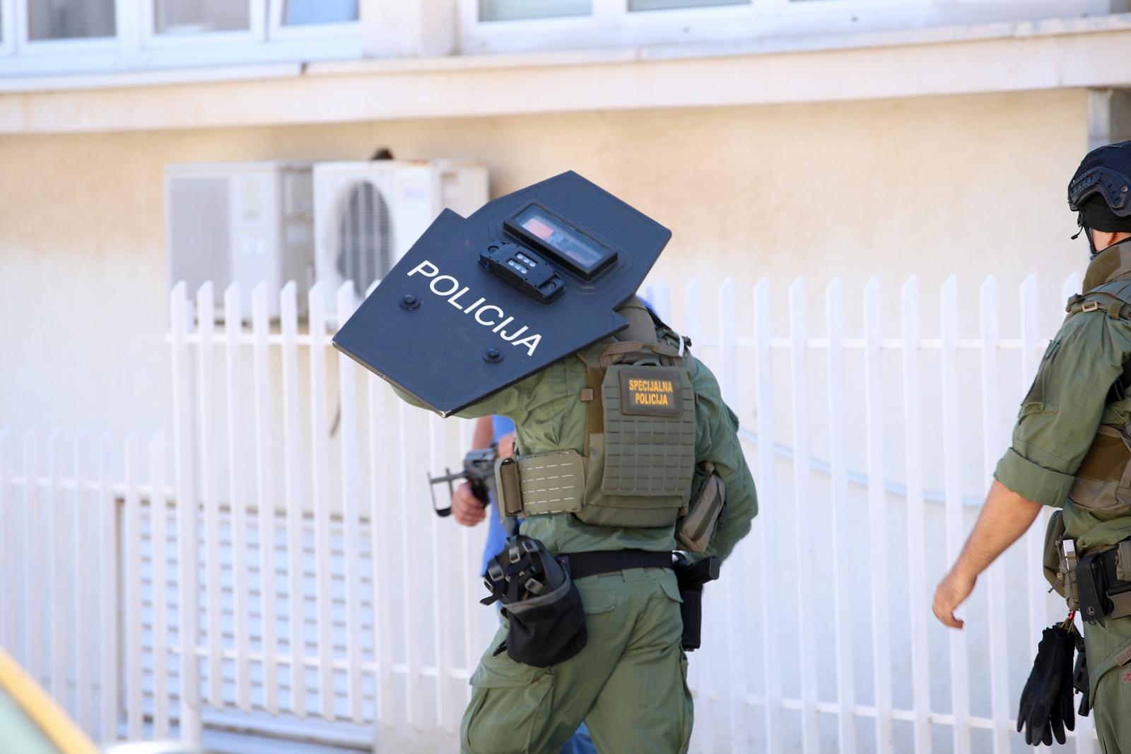 29.06.2023., Trogir  - Policija traga za muskarcem koji je oko 12:15 sati u Trogiru, u Ulici A. Stepinca pucao u glavu drugom muskarcu. Ranjeni muskarac s teskim je ozljedama prevezen u splitsku bolnicu. Photo: Zvonimir Barisin/PIXSELL