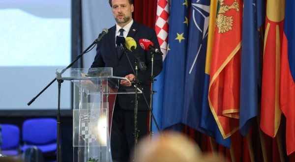 30.6.2023., Zagreb - U Ministarstvu obrane na Trgu Petra Kresimira IV. urucene su diplome polaznicima Ratne skole, Zapovjedno stozerne skole, Visoke docasnicke izobrazbe, a polaznicima Temeljne casnicke izobrazbe urucena su rjesenja o prijemu u djelatnu vojnu sluzbu i svjedodzbe o postignutom uspjehu. ministar obrane Mario Banozic  Photo: Jurica Galoic/PIXSELL