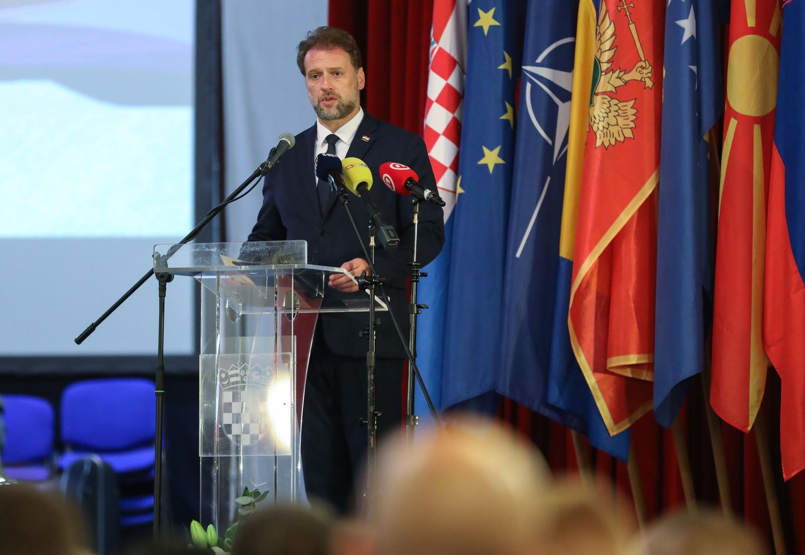 30.6.2023., Zagreb - U Ministarstvu obrane na Trgu Petra Kresimira IV. urucene su diplome polaznicima Ratne skole, Zapovjedno stozerne skole, Visoke docasnicke izobrazbe, a polaznicima Temeljne casnicke izobrazbe urucena su rjesenja o prijemu u djelatnu vojnu sluzbu i svjedodzbe o postignutom uspjehu. ministar obrane Mario Banozic  Photo: Jurica Galoic/PIXSELL