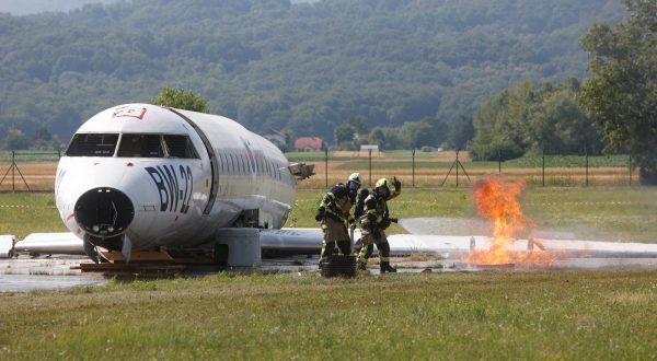 22.06.2022., Cerklje ob Krki, Slovenija - U vojnoj zracnoj luci odrzana vjezba u slucaju avionske nesrece Slomljeno krilo 2022. Scenarij vjezbe predvidjao je sudar vojnog transportnog i elektricnog zrakoplova na maloj visini. Zrtve su opkoljene na mjestu pada, a ozlijedjen je i clan posade transportnog zrakoplova. Photo: Bobo/F.A. BOBO