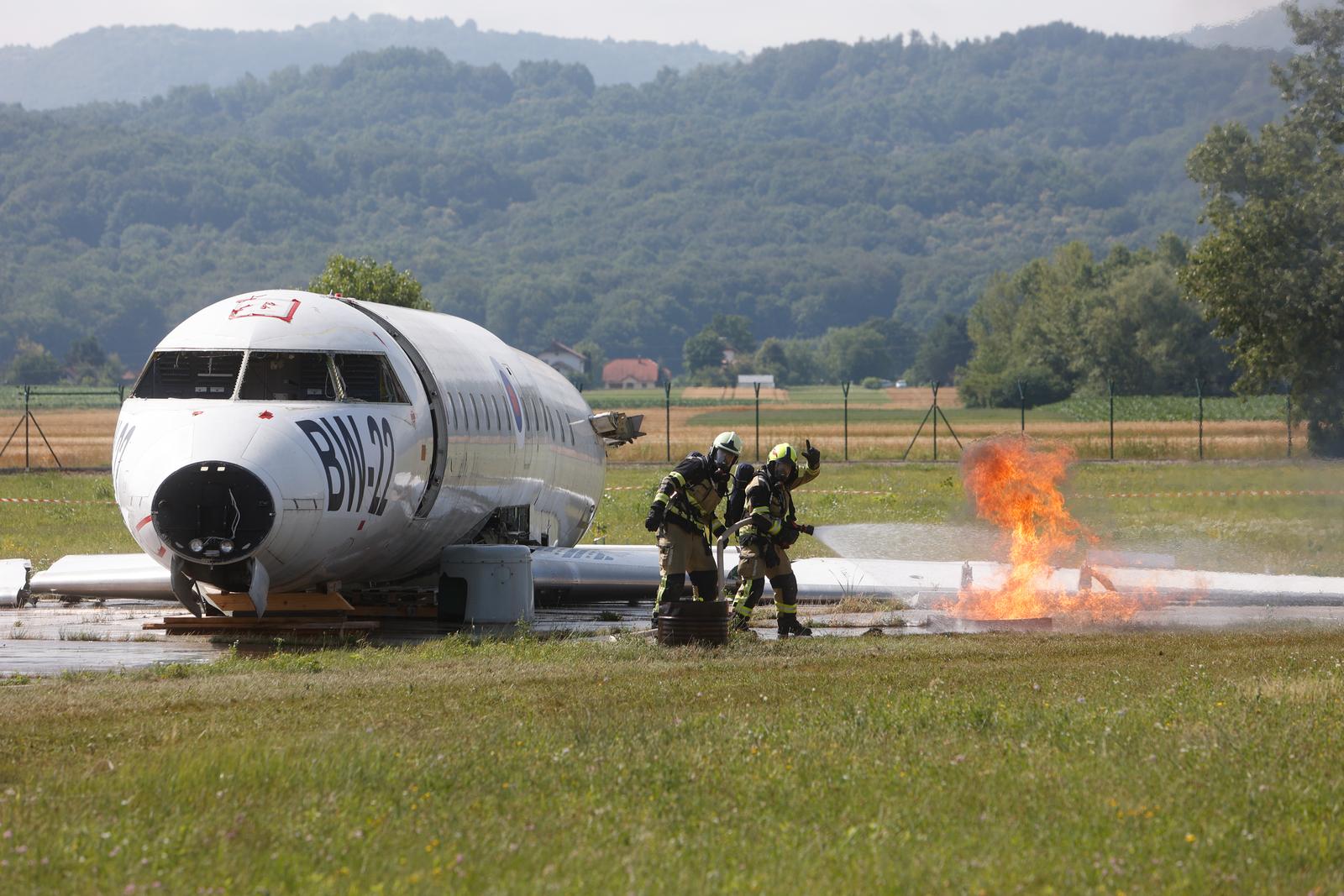 22.06.2022., Cerklje ob Krki, Slovenija - U vojnoj zracnoj luci odrzana vjezba u slucaju avionske nesrece Slomljeno krilo 2022. Scenarij vjezbe predvidjao je sudar vojnog transportnog i elektricnog zrakoplova na maloj visini. Zrtve su opkoljene na mjestu pada, a ozlijedjen je i clan posade transportnog zrakoplova. Photo: Bobo/F.A. BOBO