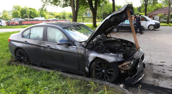 12.06.2023., Karlovac - U nedjelju oko 21.30 sati na parkiralistu ispred stambene zgrade u gradskoj cetvrti Gaza u Karlovcu buknuo je pozar na osobnom automobilu marke BMW karlovackih registarskih oznaka u vlasnistvu 28-godisnjaka. Policija je tijekom jutra obavila ocevid. Photo: Kristina Stedul Fabac/PIXSELL