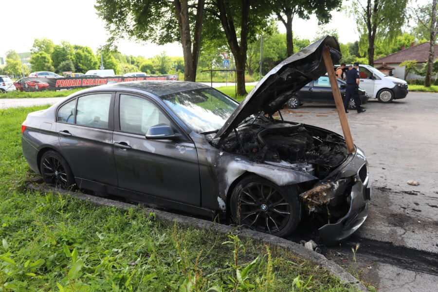 12.06.2023., Karlovac - U nedjelju oko 21.30 sati na parkiralistu ispred stambene zgrade u gradskoj cetvrti Gaza u Karlovcu buknuo je pozar na osobnom automobilu marke BMW karlovackih registarskih oznaka u vlasnistvu 28-godisnjaka. Policija je tijekom jutra obavila ocevid. Photo: Kristina Stedul Fabac/PIXSELL