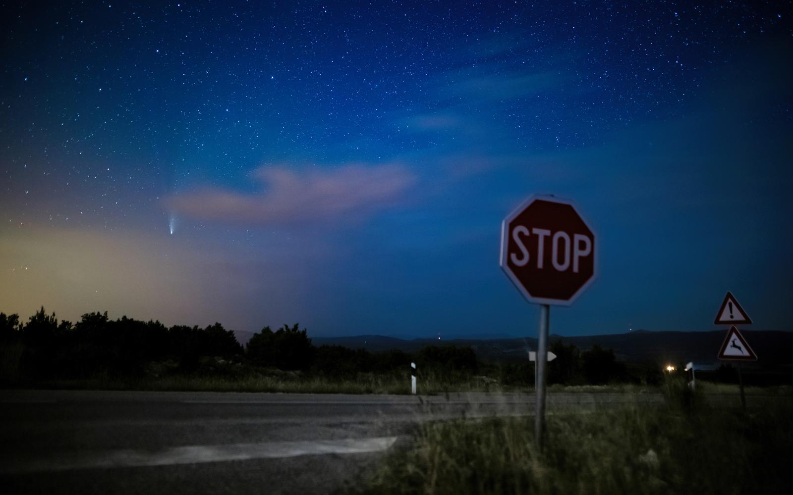 22.07.2020., Gljev - Komet Neowise vidljiv u dalmatinskoj zagori kod sela Gljev.rKomet Neowise nazvan je po NASA-inom teleskopu (Near-Earth Object Wide-field Infrared Survey Explorer) uz pomoc kojeg je otkriven 27. ozujka ove godine. Pocetkom srpnja postao je vidljiv na nasem nebu, a ovih dana moze se vidjeti i golim okom.rPhoto: Milan Sabic/PIXSELL