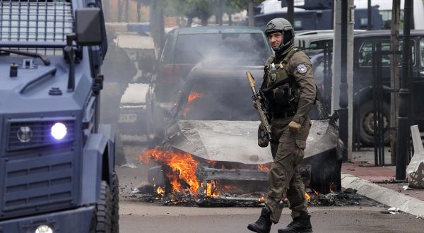 26.05.2023., Zvecan, Kosovo - Na sjeveru Kosova doslo je sukoba izmedju policije i gradjana koji su pokusali sprijeciti gradonacelnika da preuzme duznost nakon lokalnih izbora koje su Srbi bojkotirali. Kosovska policija usla je u zgradu opcine Zvecan nakon sto je ispred bacila suzavac te sok-bombe.   Photo: Stringer/PIXSELL