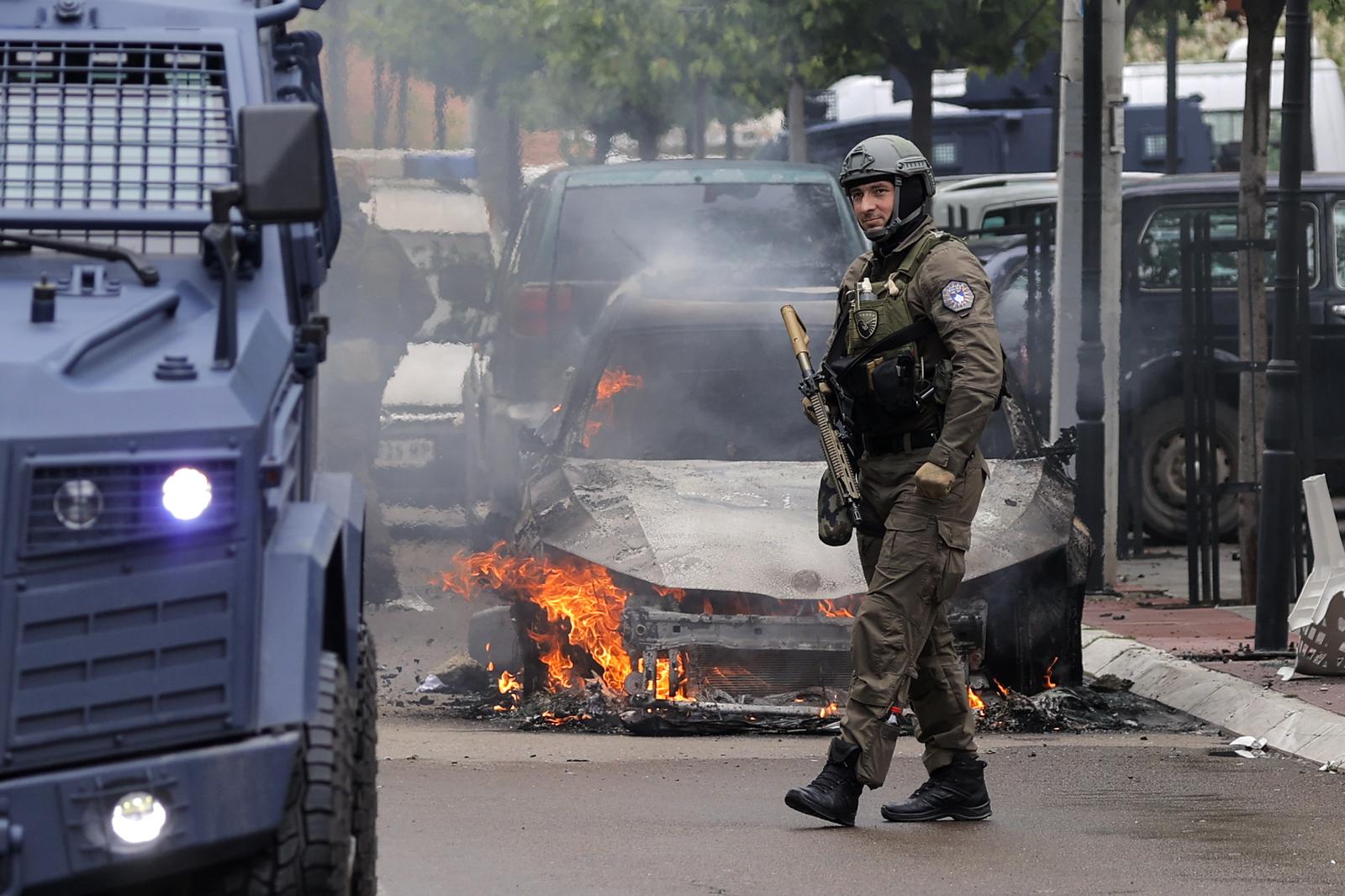 26.05.2023., Zvecan, Kosovo - Na sjeveru Kosova doslo je sukoba izmedju policije i gradjana koji su pokusali sprijeciti gradonacelnika da preuzme duznost nakon lokalnih izbora koje su Srbi bojkotirali. Kosovska policija usla je u zgradu opcine Zvecan nakon sto je ispred bacila suzavac te sok-bombe.   Photo: Stringer/PIXSELL