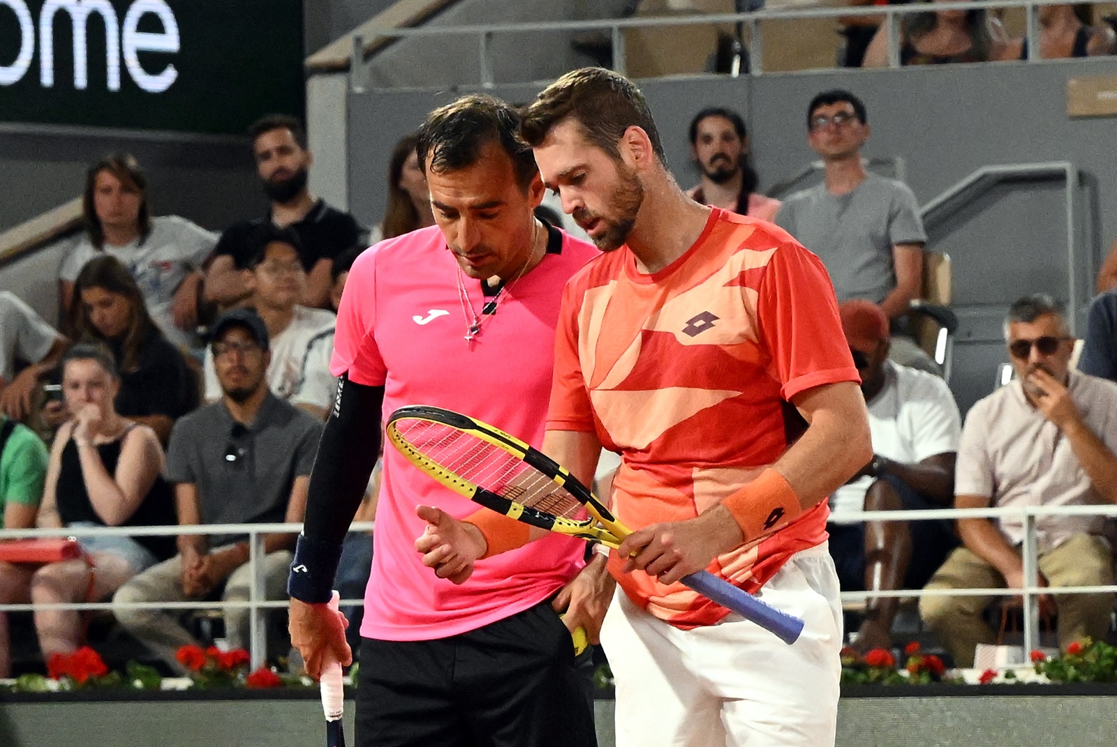 epa10684210 Austin Krajicek of the USA and Ivan Dodig of Croatia (L) react as they play Joran Vliegen and Sander Gille of Belgium in their Men’s Doubles final match during the French Open Grand Slam tennis tournament at Roland Garros in Paris, France, 10 June 2023.  EPA/CAROLINE BLUMBERG