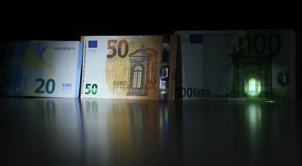 13.01.2023., Zagreb - S noci na subote 14.01. na nedjelju 15.01. zavrsava razdoblje dvojnog optjecaja kune i eura te se od tada moze placati samo eurima. Photo: Marko Lukunic/PIXSELL