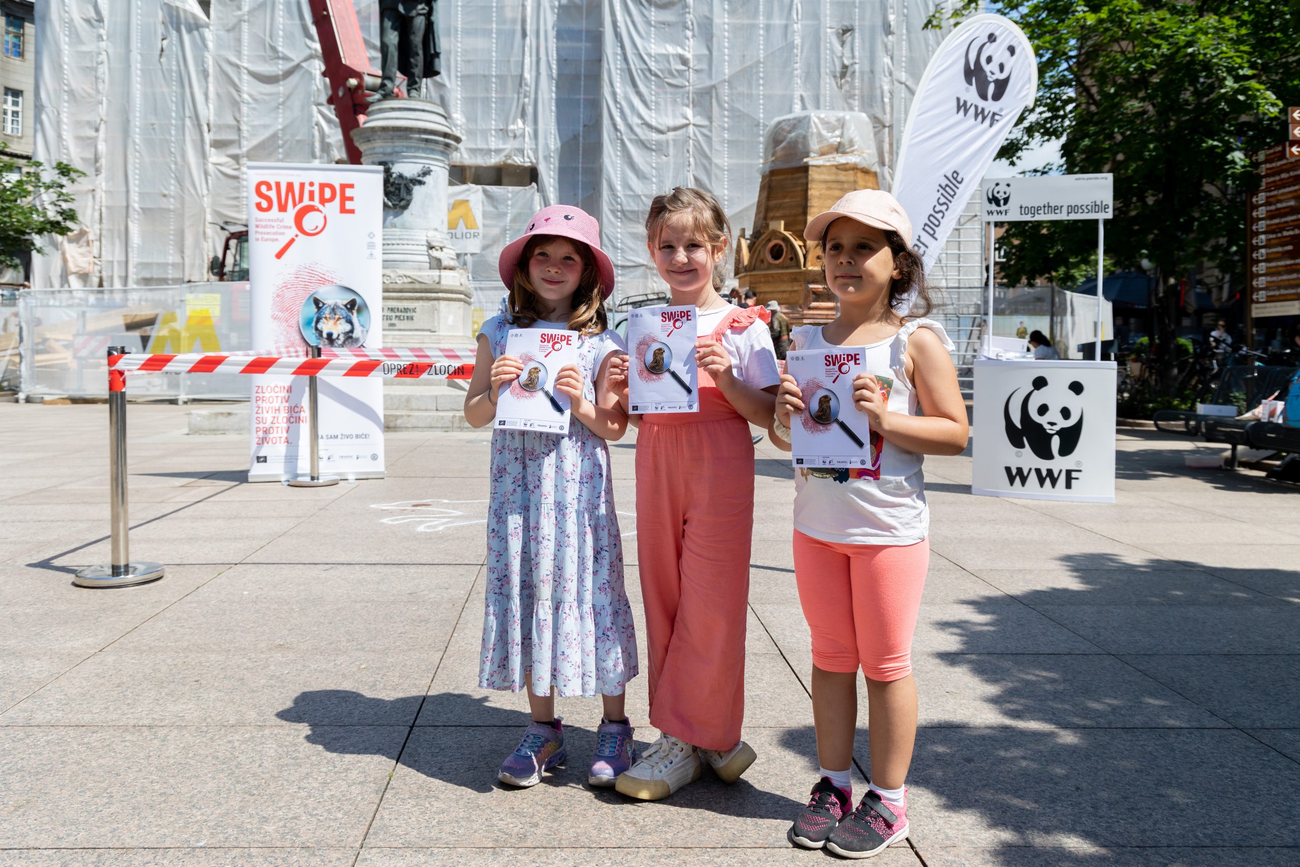 Zagreb, 13.06.2023. - Svjetska organizacija za zaštitu prirode WWF održala je efektni performans Zločini protiv divljih vrsta zločini su protiv prirode kojim želi ukazati na problem krivolova, trovanja, krijumčarenja i nezakonite trgovine divljim vrstama.
foto HINA/ Edvard ŠUŠAK/ es