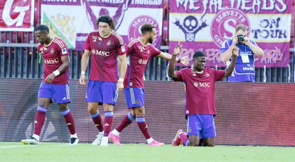 Foto Manuel Geisser 22.07.2023 Fussball Herren Super League Saison 20213/20214 Grasshopper Club Zuerich - Servette FC Bild : Torschuetze Chris Bedia Servette FC r. Aktion Jubel *** Photo Manuel Geisser 22 07 2023 football men super league season 20213 20214 Grasshopper Club Zuerich Servette FC picture goalkeeper Chris Bedia Servette FC r action cheer