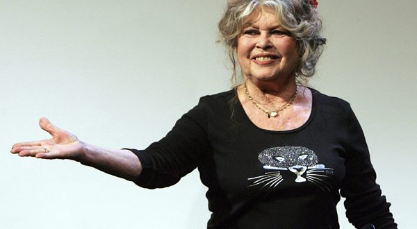 FILE - In this Thursday Sept. 28, 2006 file picture, former French actress Brigitte Bardot acknowledges applause prior to a press conference in Paris. Bardot and actress Sophie Marceau are leading animal welfare campaigns as a bill on farming and food industry arrives at Parliament. They want a ban on the sale of eggs from caged hens and mandatory cameras in slaughterhouses to be introduced in the proposed law, which will begin to be discussed at National Assembly on Tuesday May 22, 2018. (AP Photo/Remy de la Mauviniere, File)