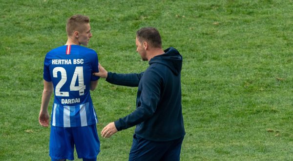 Fussball Berlin 06.04.2019 DFL / 1. Bundesliga Saison 2018/2019 Hertha BSC Berlin - Fortuna Düsseldorf Pal Dardai Hertha BSC, No.24, Sohn von Pal Dardai Hertha BSC, Trainer *** Soccer Berlin 06 04 2019 DFL 1 Bundesliga Season 2018 2019 Hertha BSC Berlin Fortuna Düsseldorf Pal Dardai Hertha BSC No 24 Son of Pal Dardai Hertha BSC Coach