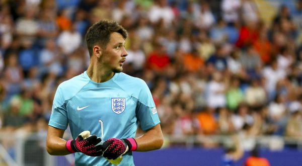 Batumi, Georgien, 28.06.2023: Torwart James Trafford (England) Schaut waehrend des Spiels der UEFA U-21-Fussball-Europameisterschaft zwischen England vs Deutschland, England vs Deutschland im Batumi Arena am 28. June 2023 in Batumi, Georgien. (Foto von Giorgi Ebanoidze/DeFodi Images)

Batumi, Georgia, 28.06.2023: Torwart James Trafford (England) looks on during the Group C - UEFA U21 EURO 2023 Georgia/Romania match between England vs Germany at Batumi Arena on June 28, 2023 in Batumi, Georgia. (Photo by Giorgi Ebanoidze/DeFodi Images)