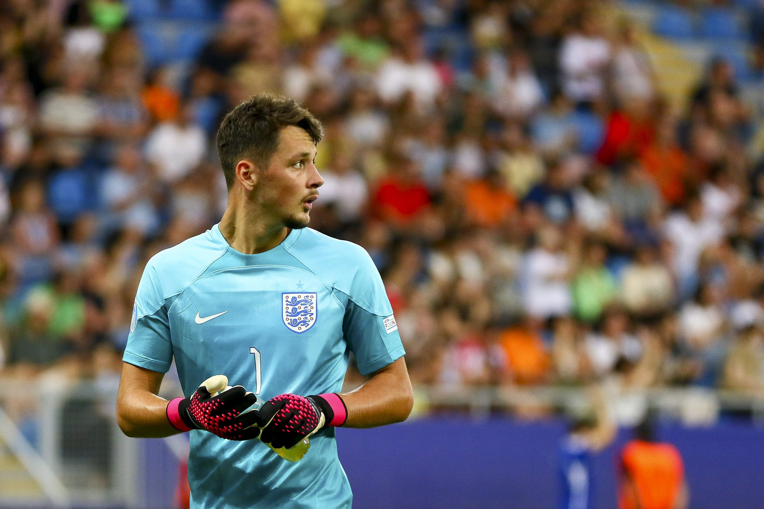 Batumi, Georgien, 28.06.2023: Torwart James Trafford (England) Schaut waehrend des Spiels der UEFA U-21-Fussball-Europameisterschaft zwischen England vs Deutschland, England vs Deutschland im Batumi Arena am 28. June 2023 in Batumi, Georgien. (Foto von Giorgi Ebanoidze/DeFodi Images)

Batumi, Georgia, 28.06.2023: Torwart James Trafford (England) looks on during the Group C - UEFA U21 EURO 2023 Georgia/Romania match between England vs Germany at Batumi Arena on June 28, 2023 in Batumi, Georgia. (Photo by Giorgi Ebanoidze/DeFodi Images)