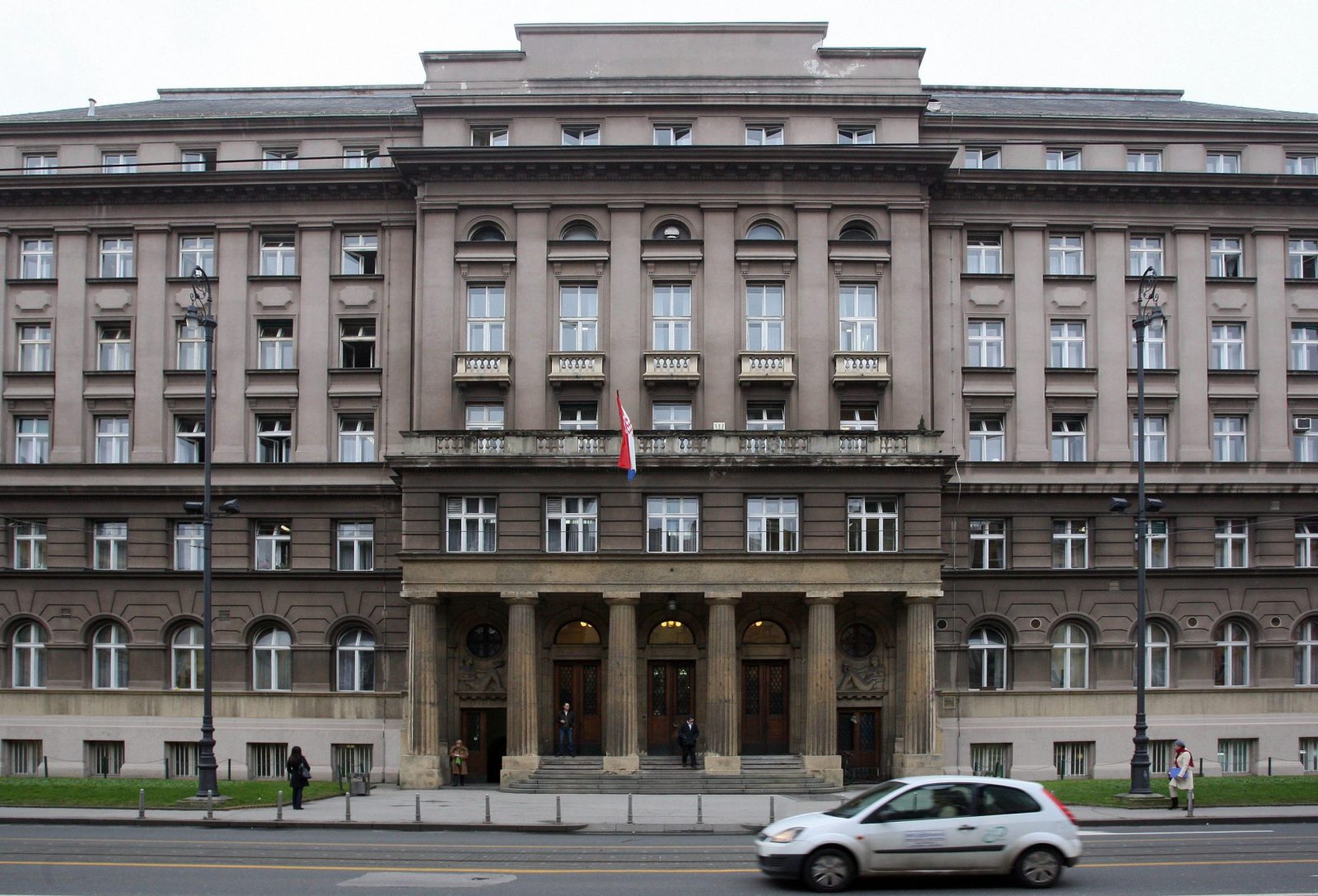 Zagreb, 19.09.2012 - Arhivska fotografija od 20.1.2011. godine prikazuje zgradu Hrvatskog zavoda za mirovinsko osiguranje u Mihanoviæevoj ulici u Zagrebu. U èetvrtak, 20. rujna poèinje isplata djeèjega doplatka za kolovoz 2012., priopæio je danas Hrvatski zavod za mirovinsko osiguranje (HZMO). 
foto FaH/ Damir SENÈAR/ t