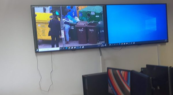 Zagreb, 07.06.2023 - agrebaèko komunalno redarstvo svakodnevno s 530 nadzornih kamera kontrolira 170 lokacija sa spremnicima za odlaganje otpada kako bi detektiralo graðane koji nepropisno odlau otpad, a od 1. sijeènja izdalo je oko 2000 kazni i 2500 upozorenja.Za fizièku osobu koja nepropisno odlae otpad visina kazne je 90 eura, za pravnu osobu 500 eura, odgovornu osobu u pravnoj osobi 90 eura i za obrt 250 eura, rekao je novinarima komunalni redar Zoran Bokoviæ. U operativno-komunikacijskom centru Sektora za komunalno redarstvo medijima su jutros pokazali kako to izgleda u praksi. foto HINA/ Marina BUJAN/ ik