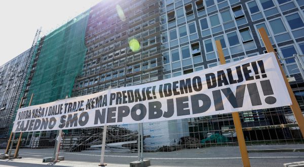 Zagreb, 09.06.2023. - Štrajk Sindikata državnih i lokalnih službenika i namještenika (SDLSN) nastavljen je u petak te je u štrajku oko 5000 pravosudnih djelatnika. Na fotografiji transparent ispred Općinskog građanskog suda u Vukovarskoj ulici. foto HINA/ Lana SLIVAR DOMINIĆ/ lsd