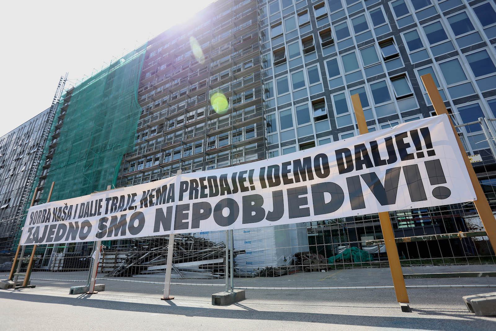 Zagreb, 09.06.2023. - Štrajk Sindikata državnih i lokalnih službenika i namještenika (SDLSN) nastavljen je u petak te je u štrajku oko 5000 pravosudnih djelatnika. Na fotografiji transparent ispred Općinskog građanskog suda u Vukovarskoj ulici. foto HINA/ Lana SLIVAR DOMINIĆ/ lsd