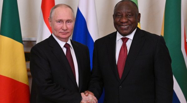 epa10698069 A handout picture made available by Photo host Agency RIA Novosti shows Russian President Vladimir Putin (L) shakes hands with South African President Cyril Ramaphosa (R) during their meeting on the sidelines of the St. Petersburg International Economic Forum in St. Petersburg, Russia, 18 June 2023. Vladimir Putin invited South African President Cyril Ramaphosa to discuss cooperation within the BRICS framework.  EPA/RAMIL SITDIKOV/HOST PHOTO AGENCY / RIA NOVOSTI / SPUTNIK HANDOUT  HANDOUT EDITORIAL USE ONLY/NO SALES