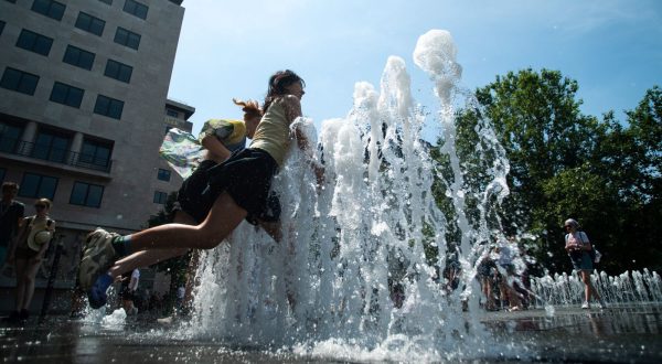 epa10701902 People cool off in a public fountain to beat the heat in downtown Budapest, Hungary, 20 June 2023. A second degree heat wave warning was issued in Hungary by the Chief Medical Officer.  EPA/Zoltan Balogh HUNGARY OUT