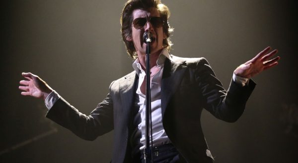 epa10708752 The Arctic Monkeys perform on the Pyramid Stage at the Glastonbury Festival in Pilton, Britain, 23 June 2023. The Glastonbury Festival is a five-day festival of music, dance, theatre, comedy and performing arts running from 21 to 25 June 2023.  EPA/ADAM VAUGHAN