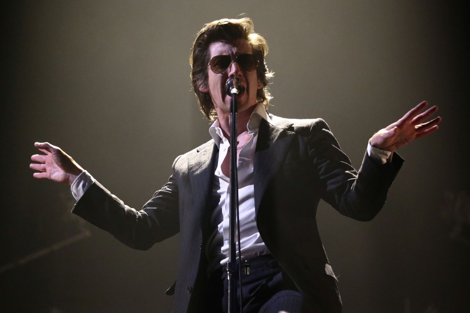 epa10708752 The Arctic Monkeys perform on the Pyramid Stage at the Glastonbury Festival in Pilton, Britain, 23 June 2023. The Glastonbury Festival is a five-day festival of music, dance, theatre, comedy and performing arts running from 21 to 25 June 2023.  EPA/ADAM VAUGHAN