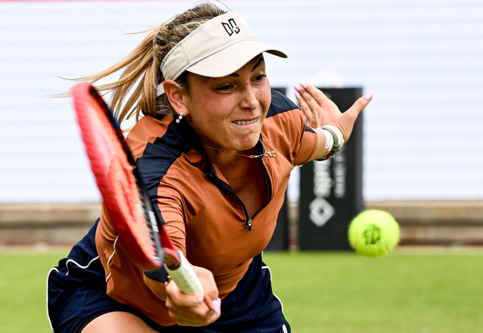 epa10710770 Donna Vekic of Croatia in action against Petra Kvitova of Czech Republic during their final match at the WTA German Open tennis tournament in Berlin, Germany, 25 June 2023.  EPA/FILIP SINGER