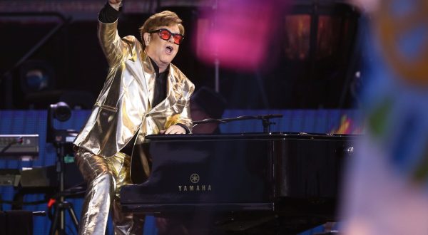 epaselect epa10711454 Elton John performs on the Pyramid Stage during the Glastonbury Festival in Pilton, Britain, 25 June 2023. The Glastonbury Festival is a five-day festival of music, dance, theatre, comedy and performing arts running from 21 to 25 June 2023.  EPA/ADAM VAUGHAN