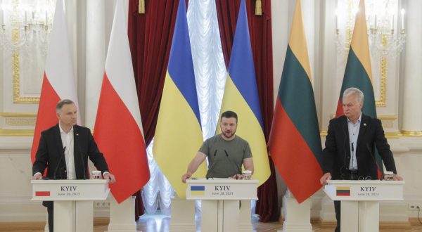 epa10715470 Ukrainian President Volodymyr Zelensky (C), Polish President Andrzej Duda (L), and Lithuanian President Gitanas Nauseda (R) attend a joint press conference after their meeting in Kyiv, Ukraine, 28 June 2023. Andrzej Duda and Gitanas Nauseda arrived in Kyiv to meet with top Ukrainian officials and express their support for Ukraine amid the Russian invasion.  EPA/SERGEY DOLZHENKO