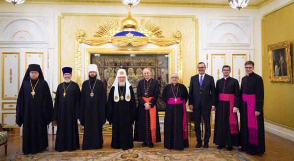 epa10718097 A handout photo made available by Russian Orthodox Church press service shows Russian Orthodox Patriarch Kirill (4L) with Cardinal Matteo Zuppi (5R), Pope's envoy for the Ukrainian settlement, during their meeting in Moscow, Russia, 29 June 2023. Archbishop of Bologna Cardinal Matteo Maria Zuppi was sent by Pope Francis to Moscow as his envoy to establish dialogue and seek a peaceful solution to the Russian-Ukrainian conflict. Zuppi discussed the conflict in Ukraine with Russian presidential aide Yuri Ushakov.  EPA/RUSSIAN ORTHODOX CHURCH PRESS SERVICE / HANDOUT  HANDOUT EDITORIAL USE ONLY/NO SALES