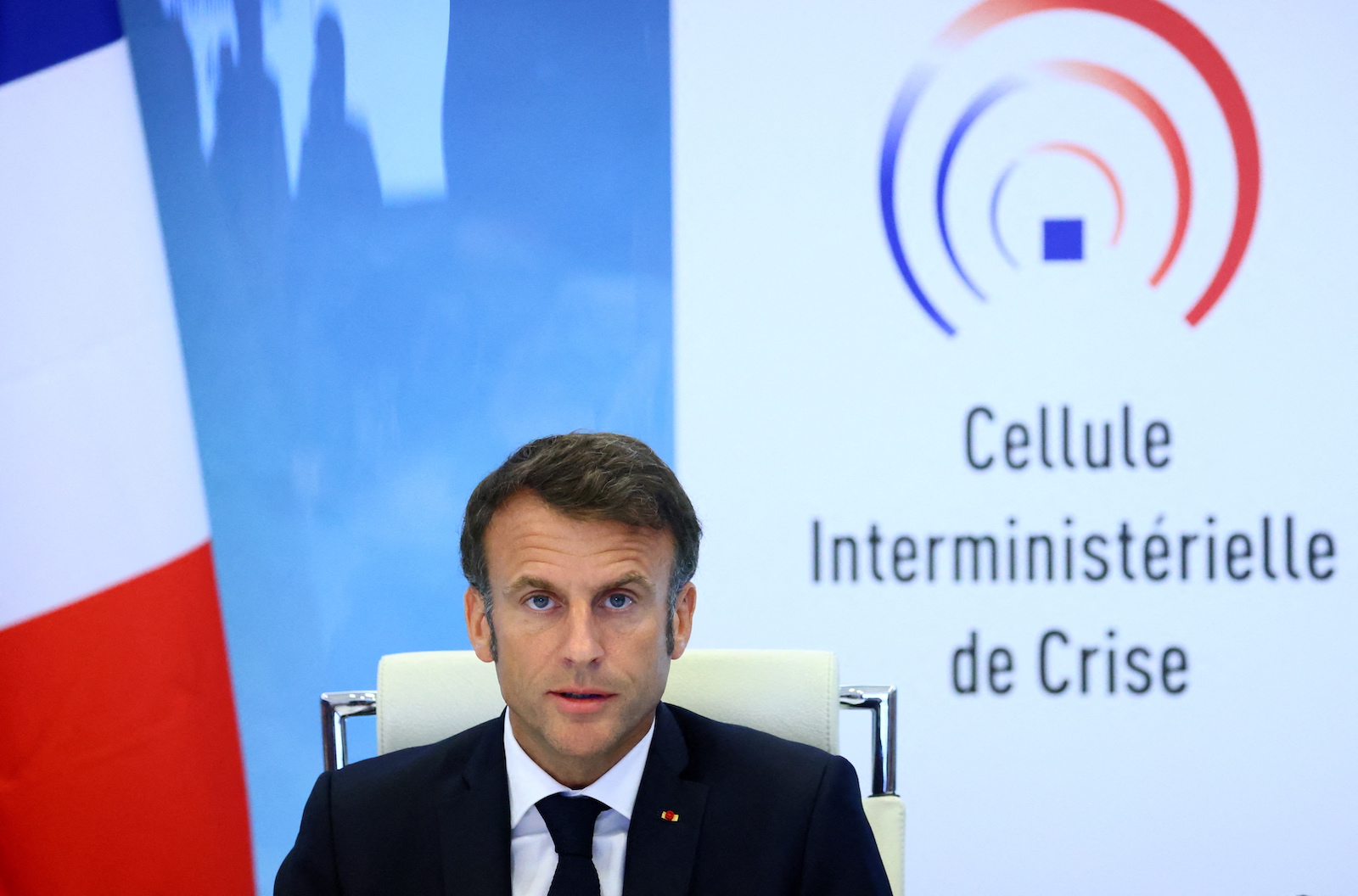 epa10719105 French President Emmanuel Macron speaks during a government emergency meeting after riots erupted for the third night in a row across the country following the death of Nahel, a 17-year-old teenager killed during a traffic stop in Nanterre by a French police officer, at the emergency crisis center of the Interior Ministry in Paris, France,  30 June 2023.  EPA/YVES HERMAN / POOL  MAXPPP OUT