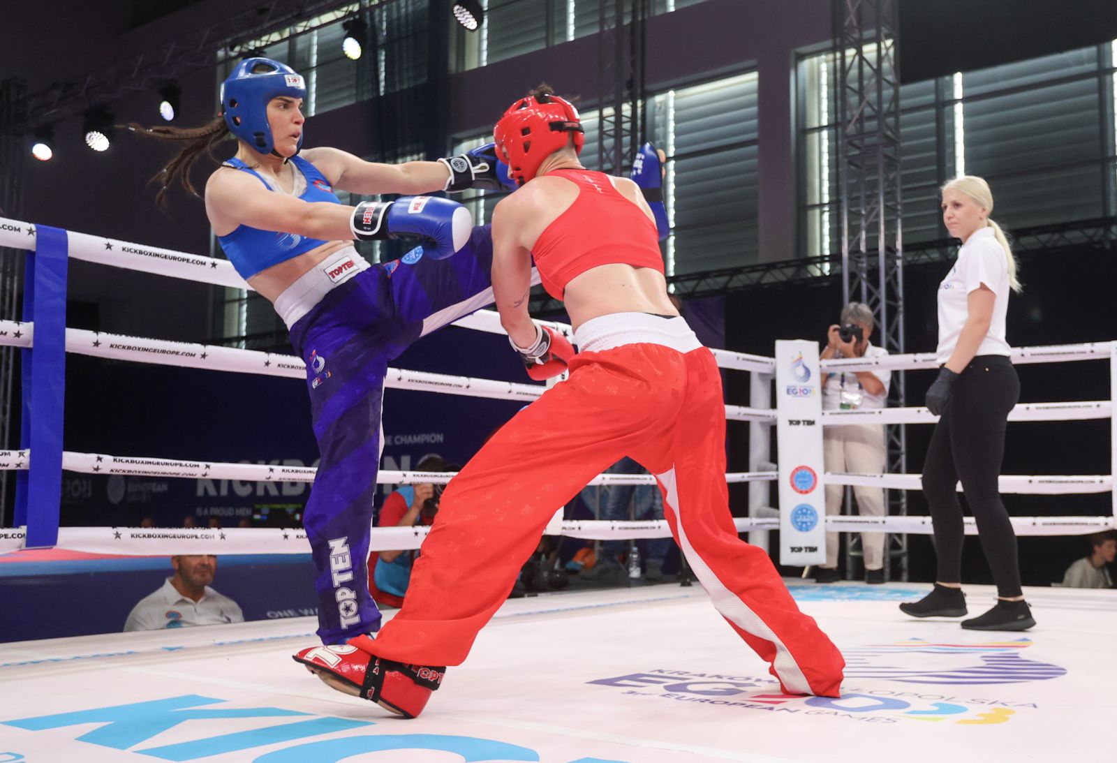 Myslenice, 01.07.2023 - .Hrvatska sportašica Antonija Zec tijekom polufinalne borbe u kickboksu protiv Aleksandre Krstić iz Srbije, na Europskim igrama Krakov 2023.
foto HINA/ Damir SENČAR/ ds