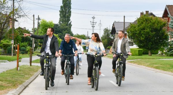Novska, 1.7.2023.- Ministri ime Erliæ i Marin Piletiæ danas su u Novskoj, u pratnji gradonaèelnice Marije Kumi, posjetili brojne projekte financirane sredstvima EU fondova. Na dan kada Hrvatska obiljeava 10 godina svojeg èlanstva u Europskoj uniji, Novska je pruila izvrstan primjer uspjenog ulaganja i razvoja grada uz pomoæ koritenja EU fondova. 
foto HINA/ Ministarstvo regionalnoga razvoja i fondova EU/ ua