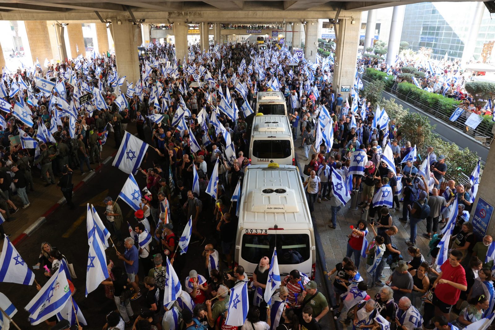epa10724208 Anti-government protesters block a main road during a rally against the Israeli government's justice system reform plans at Ben Gurion international airport outside Tel Aviv, Israel, 03 July 2023. Mass protests continue across the country against the government's plan to reform Israel's judicial system.  EPA/ABIR SULTAN