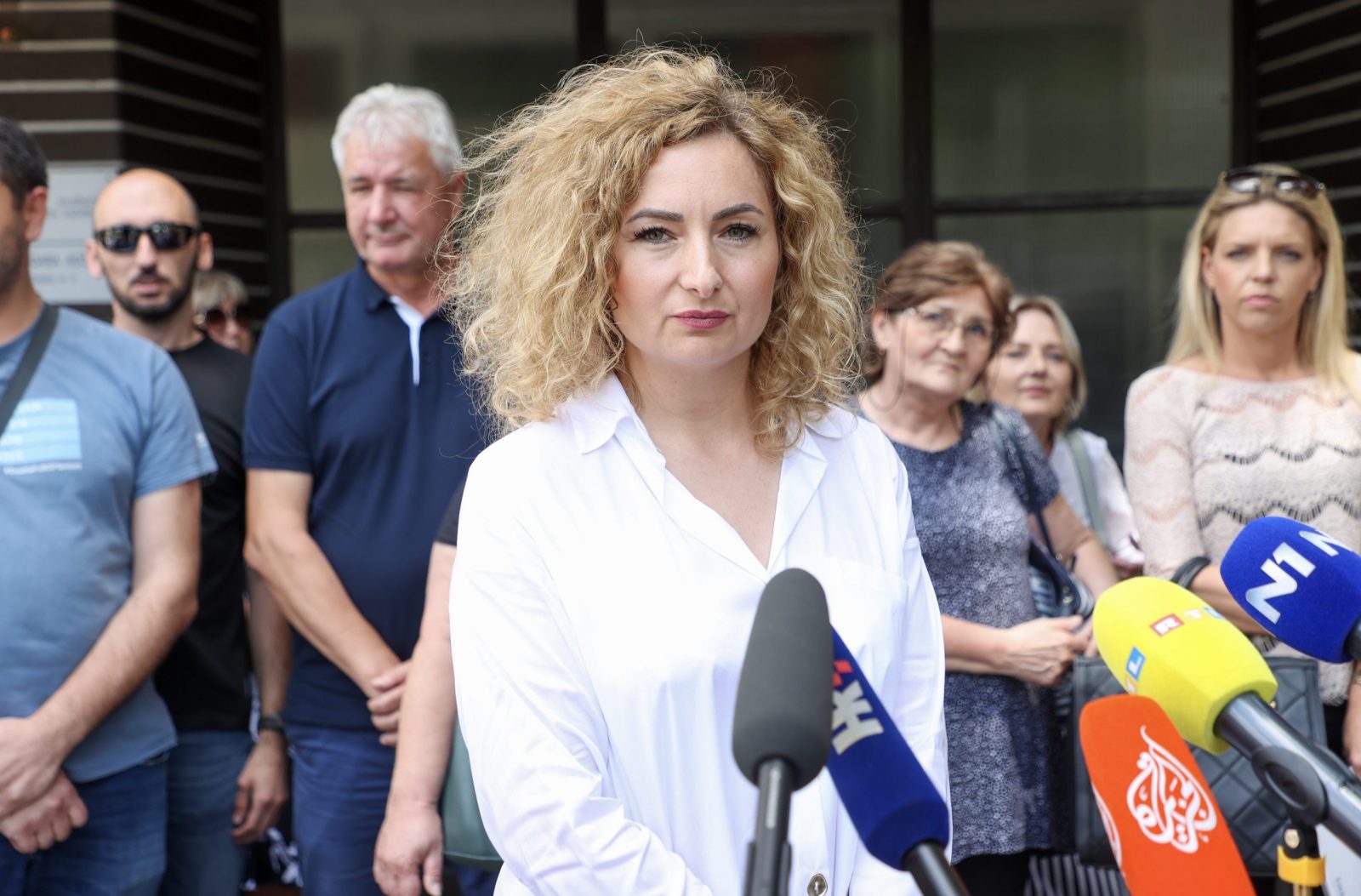 Zagreb, 05.07.2023 - Izjava za medije nakon sastanka sindikalnih povjerenika i koordinatora štrajka u tijelima sudbene vlasti i državnom odvjetništvu, koji je 5. lipnja pokrenuo Sindikat državnih i lokalnih službenika i namještenika RH, na kojem su razmotrli  dosadašnji tijek štrajka te dogovoriti daljnje aktivnosti. Na slici, izjavu je dala predsjednica Sindikata državnih i lokalnih službenika i namještenika Iva Šušković.
foto HINA/ Damir SENČAR/ ds