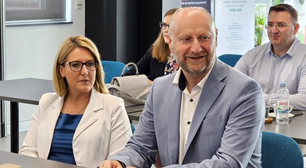 Krapina, 06.07.2023. - Delegacija Hrvatskog nacionalnog vijeća u Republici Srbiji, u sklopu svog radnog posjeta Krapinsko-zagorskoj županiji, održala je konferenciju za medije u Poslovno-tehnološkom inkubatoru Krapinsko-zagorske županije na kojoj su se obratili predsjednica Hrvatskog nacionalnog vijeća u Republici Srbiji Jasna Vojnić i župan Krapinsko-zagorske županije Željko Kolar. Na fotografiji Jasna Vojnić, Željko Kolar.
foto HINA/ Siniša KALAJDŽIJA/ ml